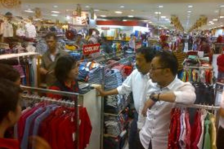 Mentri Ketenagakerjaan saat Blusukan ke Mataram Mall, Jumat (20/2/2015).
