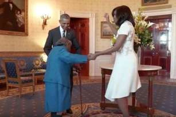 Virginia McLaurin (106) begitu gembira sehingga mengajak Presiden Barack Obama dan istrinya, Michelle menari saat mereka bertemu di Gedung Putih.