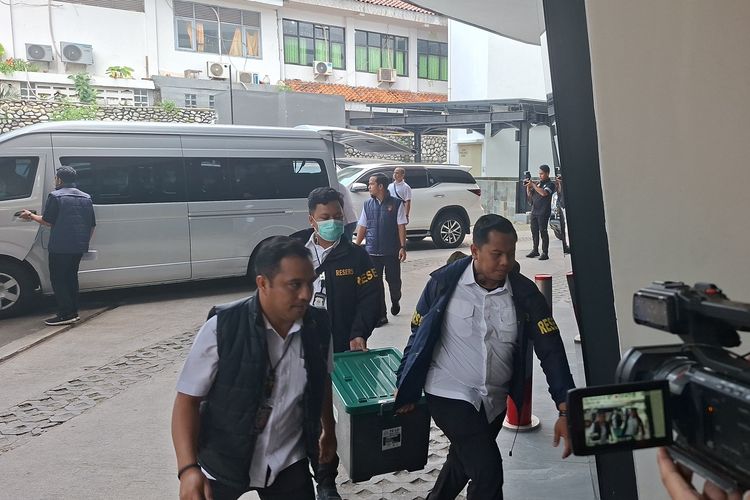Barang Bukti Kasus Febrie Adriansyah Tiba di Kejagung, dari Batangan Emas hingga Uang Sekoper