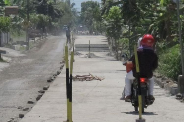 Pemerintah Kabupaten Magelang melakukan perbaikan jalur evakuasi bencana erupsi Merapi, Kecamatan Muntilan-Dukun, yang rusak berat.