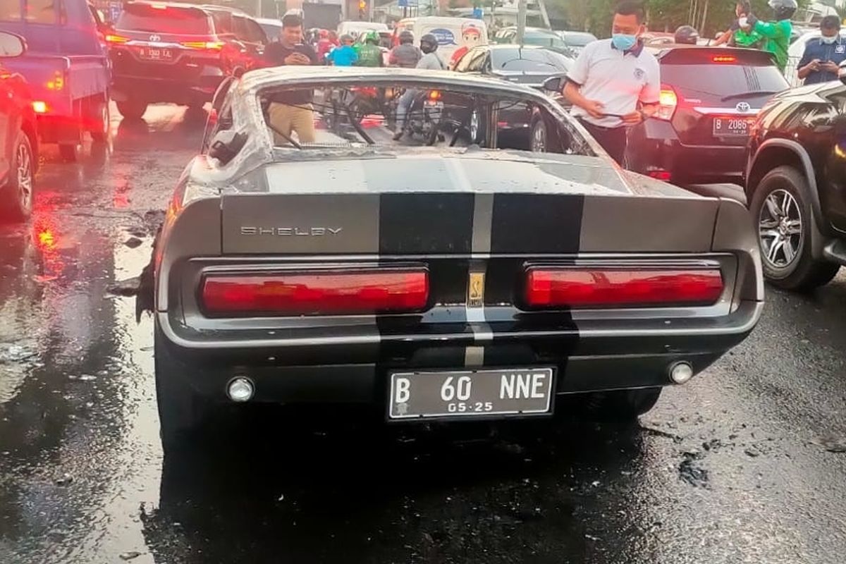 Mobil terbakar yang diketahui adalah Ford Mustang Shelby GT500, di kawasan Pondok Indah, Jakarta Selatan, dan diduga karena terjadi korsleting listrik