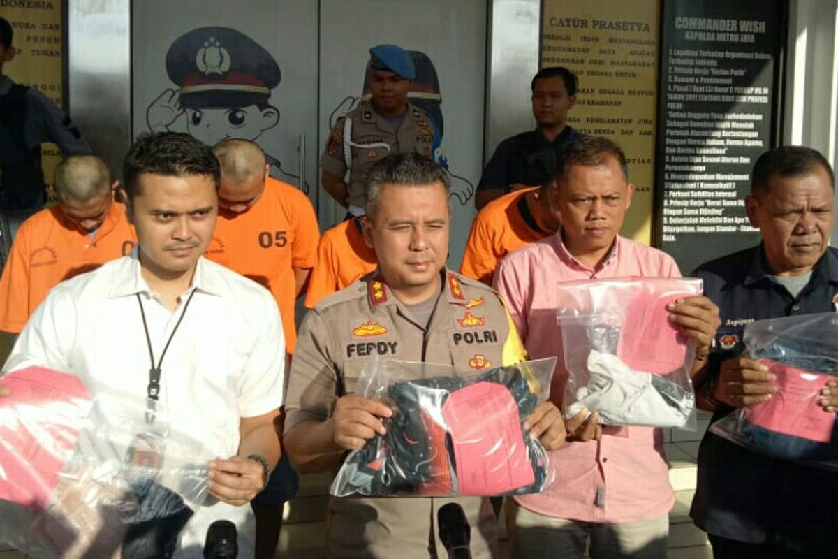 Polres Tangerang Selatan menangkap 4 pelaku pemerkosaan yang dilakukan di kawasan Kabupaten Tangerang. Para pelaku melakukan dengan modus mencekoki korbannya dengan minuman keras.