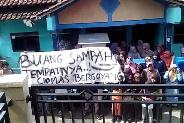 Sejumlah warga menggelar aksi demo menuntut Sekdes mundur setelah beredar video berbuat mesum di Desa Ciomas, Kecamatan Bantarkawung, Kabupaten Brebes, Jawa Tengah, Jumat (18/11/2022) (Istimewa).