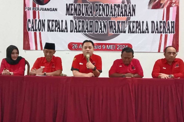 DPC Partai Demokrasi Indonesia Perjuangan (PDI-P) Kabupaten Jombang, Jawa Timur, membuka pendaftaran untuk penjaringan bakal calon bupati dan wakil bupati pada Pilkada Jombang 2024, Minggu (21/4/2024).