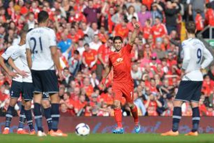 Striker Liverpool, Luis Suarez, saat merayakan golnya ke gawang Tottenham Hotspur pada lanjutan Premier League di Stadion Anfield, Minggu (30/3/2014). 