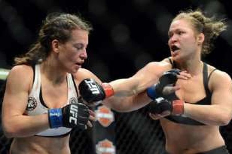 Ronda Rousey (kanan) saat menghadapi Miesha Tate