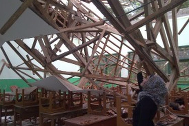 Gedung sekolah SMPN 25 Kota Malang, Jawa Timur, ambruk diduga akibat kualitas pembangunan jelek. Jumat (21/6/2013).