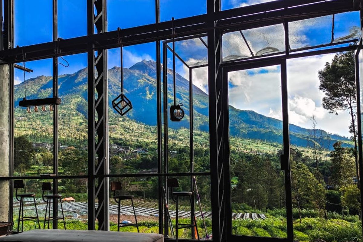 Pemandangan Gunung Merapi yang tampak jelas dari bagian belakang kafe DeSeloKaton