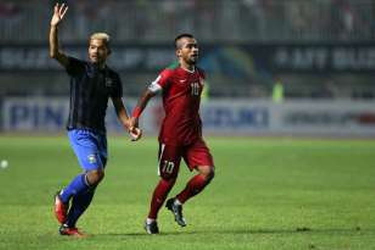 Pemain timnas Thailand Prathum Chutong (kiri) dan pemain timnas Indonesia Zulham Zamrun menyapa penonton usai bertanding pada laga final Piala AFF Suzuki Cup 2016 leg pertama di Stadion Pakansari, Cibinong, Bogor, Jawa Barat, Rabu (14/12/2016). Indonesia menang 2-1 atas Thailand dan akan bertanding di final Piala AFF Suzuki Cup 2016 leg kedua di Stadion Rajamangala, Thailand, Sabtu (17/12/2016) mendatang.