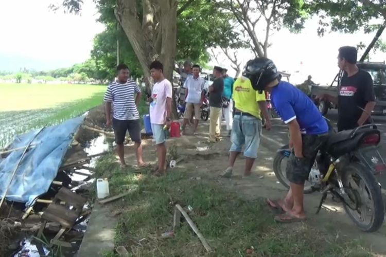 BBM Eceran Berhamburan di Jalan Usai Ditabrak Minibus Yang Terjungkal ke Sawah