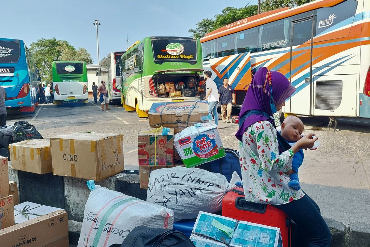 Ratusan penumpang bertolak dari Terminal Kalideres, Jakarta Barat, menuju kampung halaman pada Senin (25/4/2022) atau tujuh hari menjelang Hari Raya Idul Fitri atau lebaran.