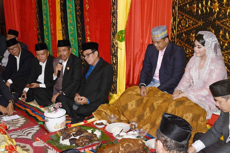 Bergelar Patuan Raja Parlindungan Siregar, Gubernur Sumatera Utara Erry Nurdi menasehati Kahiyang Ayu yang resmi menjadi Boru Siregar lewat prosesi adat Mangalehan Marga, Selasa (21/11/2017).