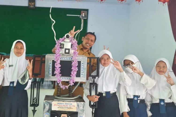 Robot Pengganti Guru Berbasis AI di Purworejo hasil karya SMPN 39 Purworejo saat mengajar di dalam kelas pada Kamis (23/11/2023)