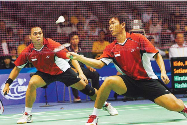 Pasangan ganda putra Indonesia, Markis Kido/Hendra Setiawan, saat bertanding melawan Jepang pada Piala Sudirman 2009.