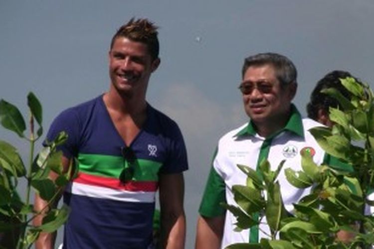 Presiden Susilo Bambang Yudhoyono bersama Cristiano Ronaldo usai menanam pohon mangrove di Taman Hutan Rakyat, Telaga Waja, Tanjung Benoa, Bali, Rabu (26/6/2013).