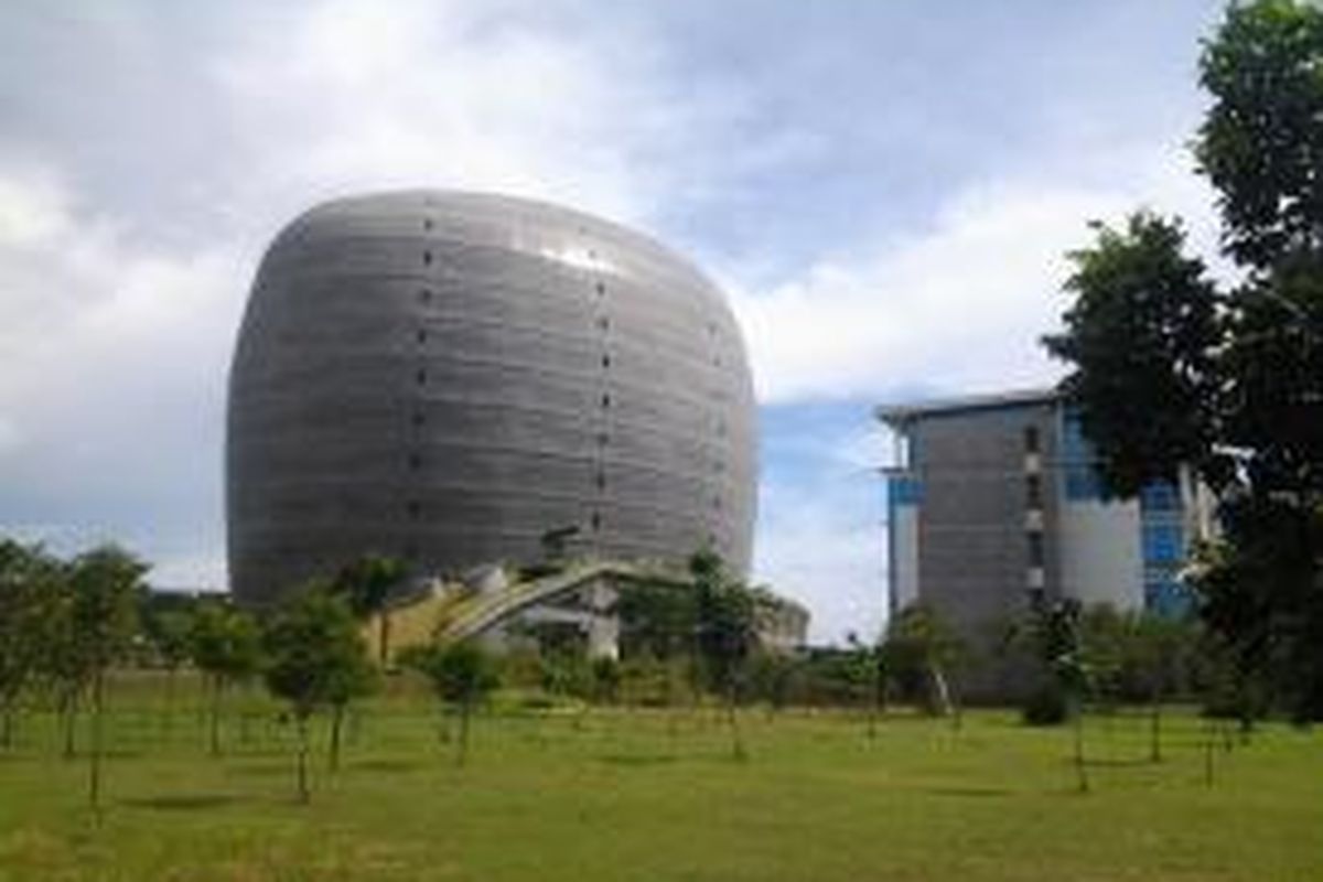 Gedung New Media Tower milik Universitas Mulimedia Nusantara (UMN) akan mewakili Indonesia pada ajang ASEAN Energy Award 2014 di Laos, Senin (21/4/2014).