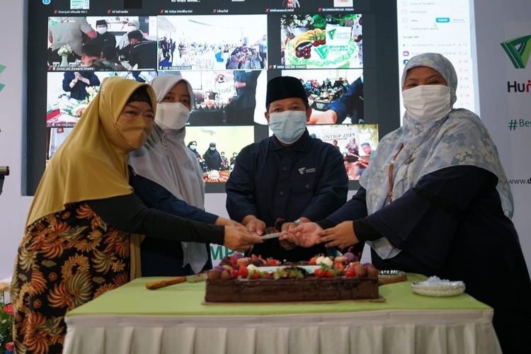 Acara puncak milad ke-20 atau dua dekade Layanan Kesehatan Cuma-cuma (LKC) Dompet Dhuafa yang berlangsung di kantor pusat LKC di Ciputat, Tangerang Selatan, Rabu (24/11/2021). Dalam kemeriahan tersebut turut diresmikan Stasiun Mini Pengisian Oksigen untuk masyarakat.