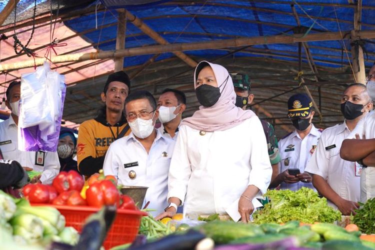 Wali Kota Batu, Dewanti Rumpoko melakukan operasi pasar untuk memantau harga kebutuhan pokok pada Rabu (14/12/2022) di Pasar Relokasi Kota Batu.