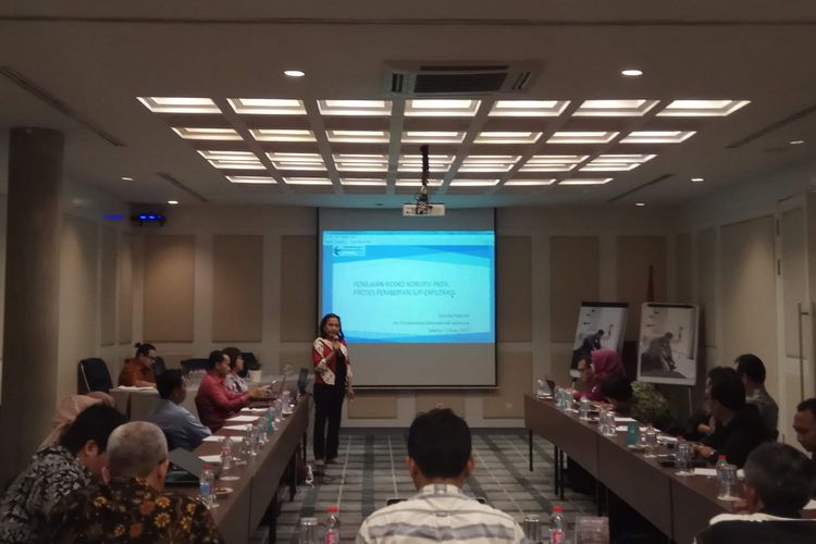  Peneliti Independen Transparency International Indonesia (TII), Karunia Fajarrini dalam seminar bertajuk Strategi Mengelola Resiko Korupsi Pada Pemberian Izin Pertambangan di Morrissey Hotel, Menteng, Jakarta Pusat, Rabu (7/6/2017).