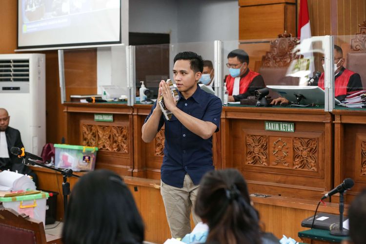 Terdakwa kasus pembunuhan berencana Brigadir J, Richard Eliezer menjalani sidang di Pengadilan Negeri Jakarta Selatan, Senin (12/12/2022). Putri Candrawathi menjadi saksi dalam sidang kali ini.