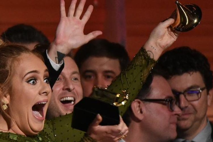 Adele merayakan kemenangannya di ajang Grammy Awards 2017 yang digelar di Staples Center, Los Angeles, Minggu (12/2/2017).