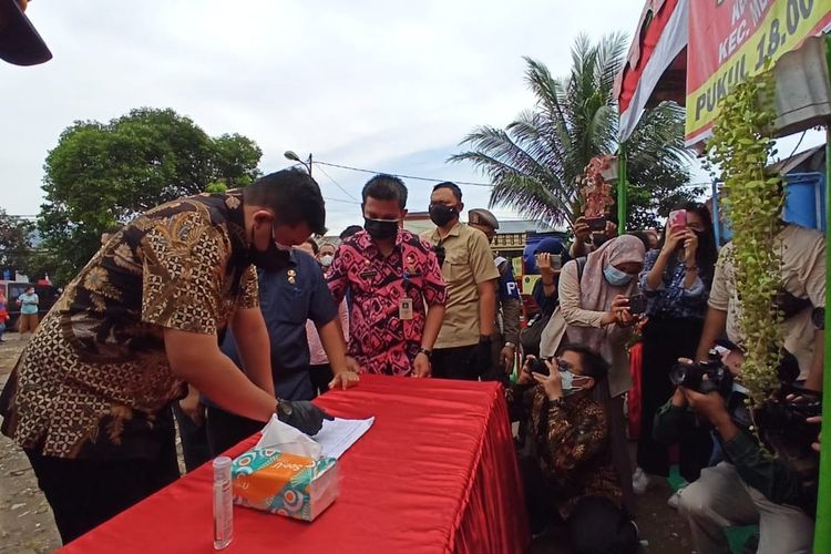 Wali Kota Medan, Bobby Nasution meninjau isolasi lingkungan di Kelurahan Mangga, Kecamatan Medan Tuntungan, Kamis (5/8/2021)