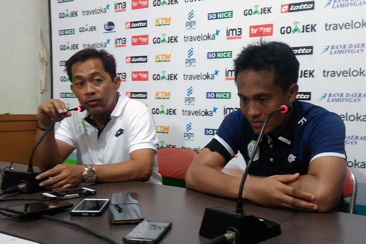 Pelatih Persela Lamongan Aji Santoso (kiri) dan Ferdiansyah, setelah menang 1-0 dari PS TNI, Jumat (22/9/2017).