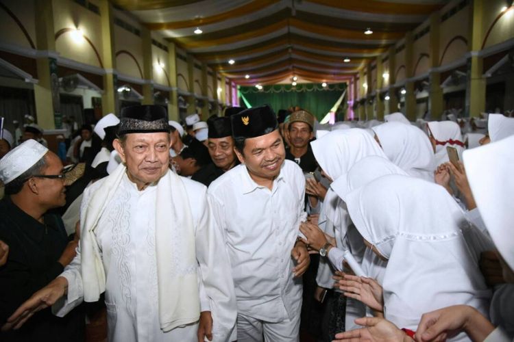 Bupati Purwakarta, Dedi Mulyadi, berbuka puasa bersama Pemimpin Pondok Pesantren Cipasung, KH Abun Bunyamin Ruhiyat, di Pondok Pesantren Cipasung, Kabupaten Tasikmalaya, Minggu (4/6)