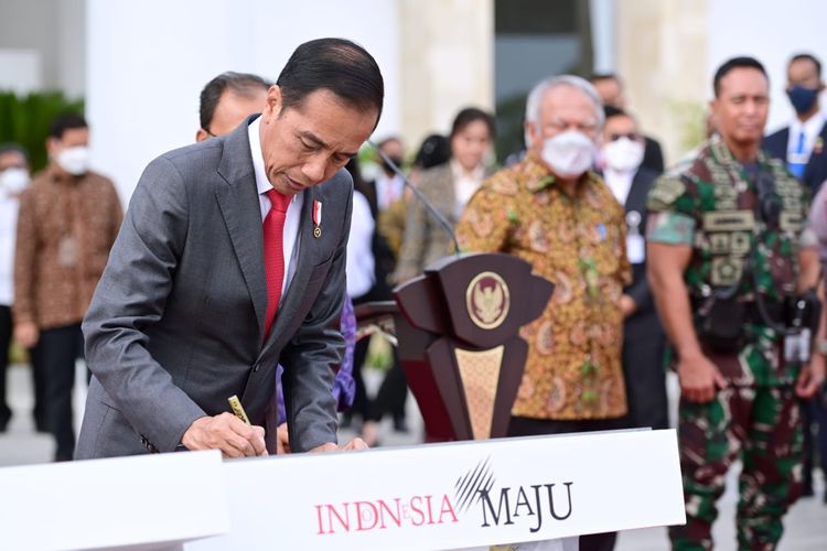 Presiden Joko Widodo menandatangani prasasti tanda peresmian Gedung VVIP Bandara Internasional I Gusti Ngurah Rai dan tiga pelabuhan yang tersebar di provinsi Bali yakni Pelabuhan Sanur, Pelabuhan Sampalan, dan Pelabuhan Bias Munjul, Rabu (9/11/2022).