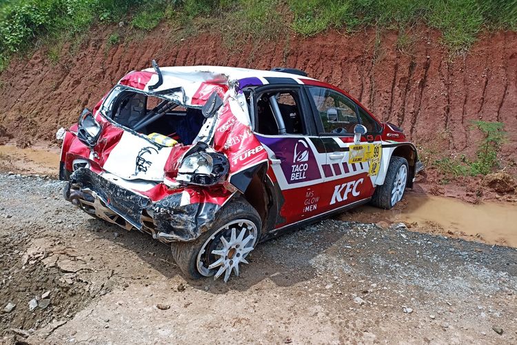Foto Citroen C3 R5 yang dikendarai Sean Gelael dan Bambang Soesatyo usai mengalami kecelakaan di balapan Kejurnas Sprint Rally 2021