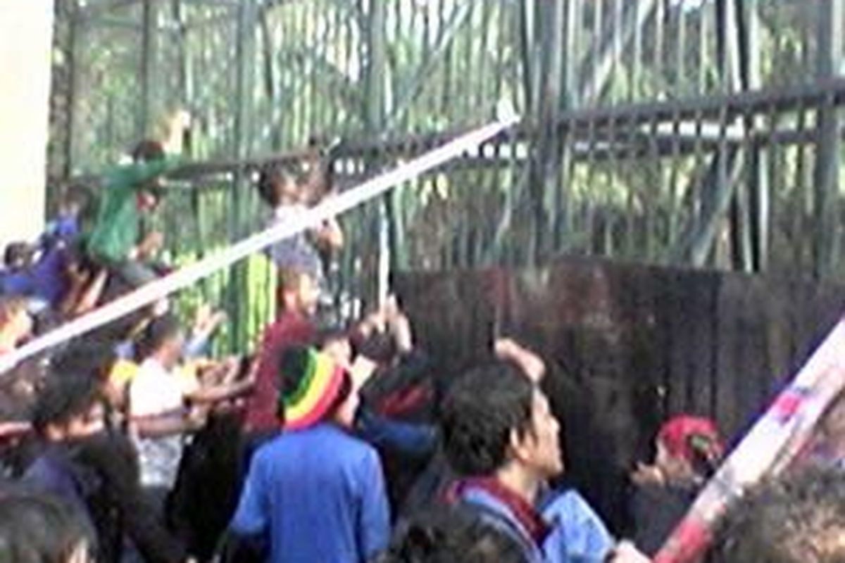 Mahasiswa coba robohkan gerbang DPR/MPR,  Selasa (24/6).
