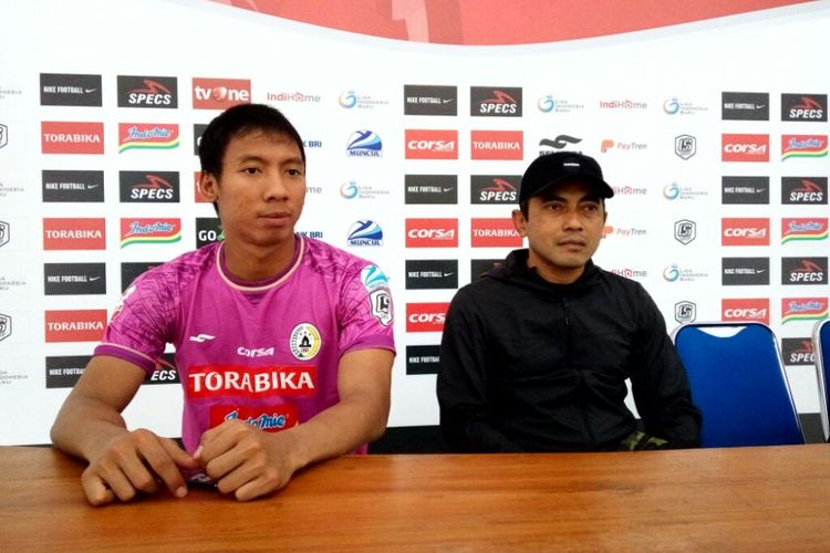 Pelatih PSS Sleman Seto Nurdiyantara dan Kiper PSS Sleman Ega Rizky saat jumpa pers di stadion Maguwoharjo