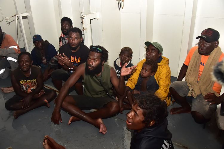 When a Flashlight in the Dark Pacific Guided KRI WSH-991 to 11 Stranded Papua New Guineans