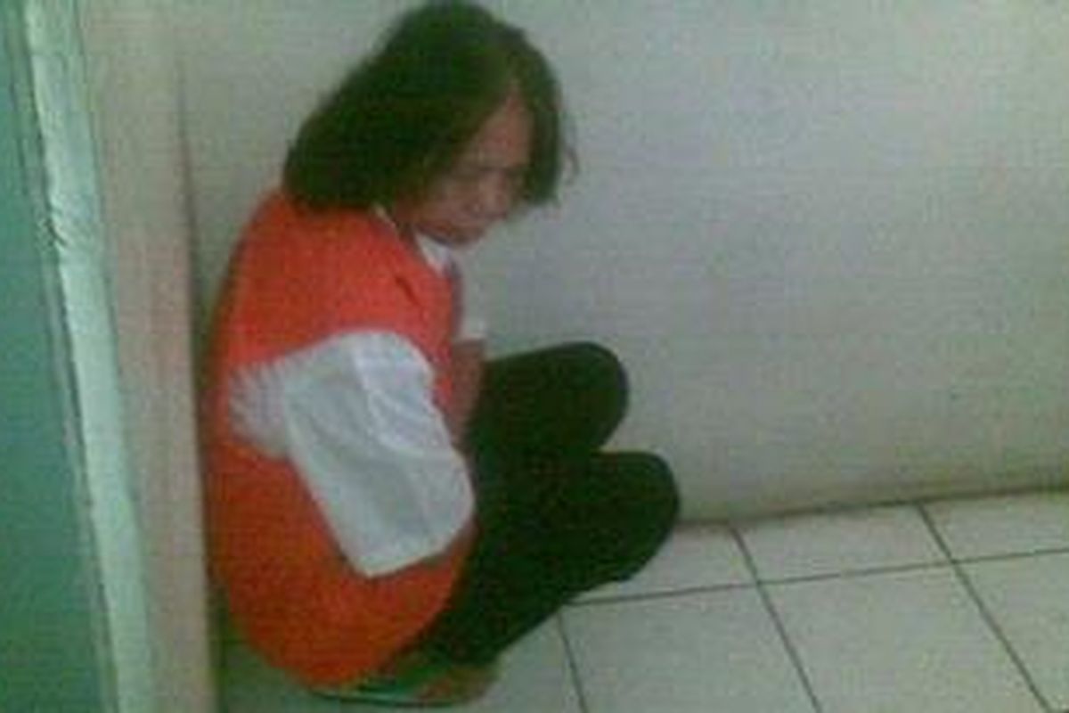 Terdakwa kasus mutilasi, Muryani (53), berada di dalam ruang tahanan Pengadilan Negeri Jakarta Timur, Senin (7/2/2011), menanti sidang perdana dengan agenda pembacaan dakwaan.
