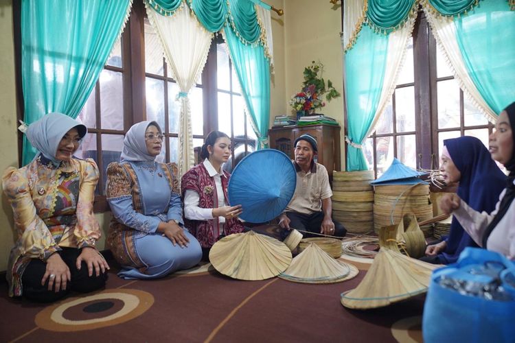 Jubaidah Sumringah Dikunjungi Istri Wapres, Dapat Semangat untuk Terus Berkarya
