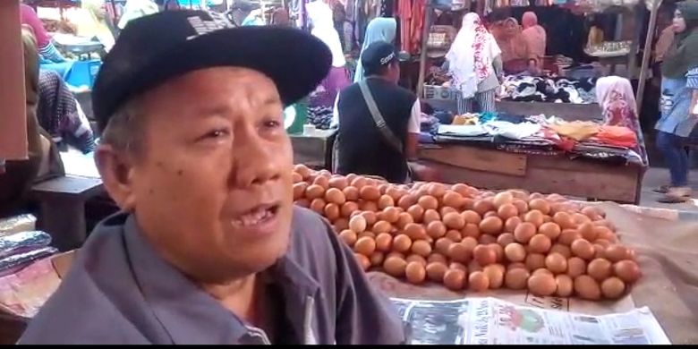 Pak Natta pedagang telur di Pasar Prabumulih mengaku penjualannya tidak mengalami penurunan meski ada kabar peredaran telur palsu atau tidak layak konsumsi di kota nanas tersebut.