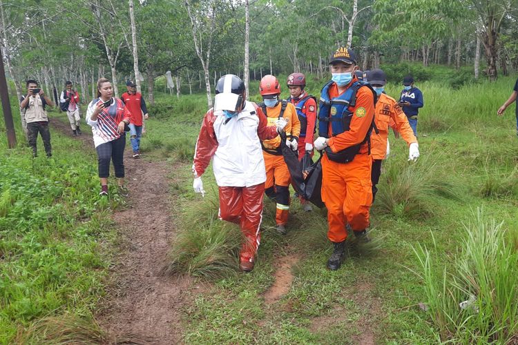 Tim SAR berhasil menemukan satu dari dua korban pekerja perbaikan Bendungan di Tanah Bumbu, Kalsel dalam kondisi meninggal, Sabtu (14/5/2022). 
