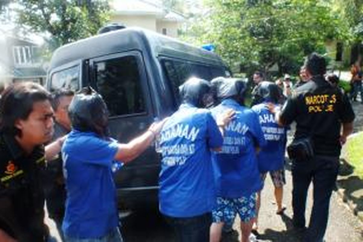 Empat orang pelaku sindikat narkoba internasional, tengah diamankan oleh petugas Direktorat Narkoba Polri dengan persenjataan lengkap, Jumat (02/05/2014) di Perumahan Mediterania, Bukit Golf Hijau, Sentul, Bogor. K97-14