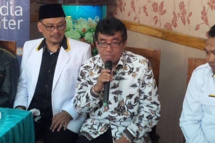 Calon Wakil Walikota Salatiga Muh Haris (berbaju batik) mendampingi Presiden PKS Mohammad Sohibul dalam jumpa pers di Resto Tahu Baxo Bu Pudji, Jalan Diponegoro, Ungaran, Kabupaten Semarang, Sabtu (25/3/2017) siang. 