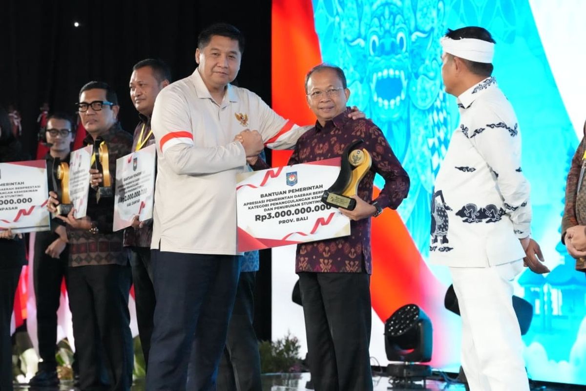 Gubernur Bali I Wayan Koster menerima penghargaan Terbaik I kategori Penanggulangan Kemiskinan dan Penurunan Stunting tingkat provinsi dari Menteri PKP Maruarar Sirait dalam ajang Apresiasi Pemda Berprestasi 2026 Regional Jawa-Bali di Yogyakarta, Kamis (4/6/2026).