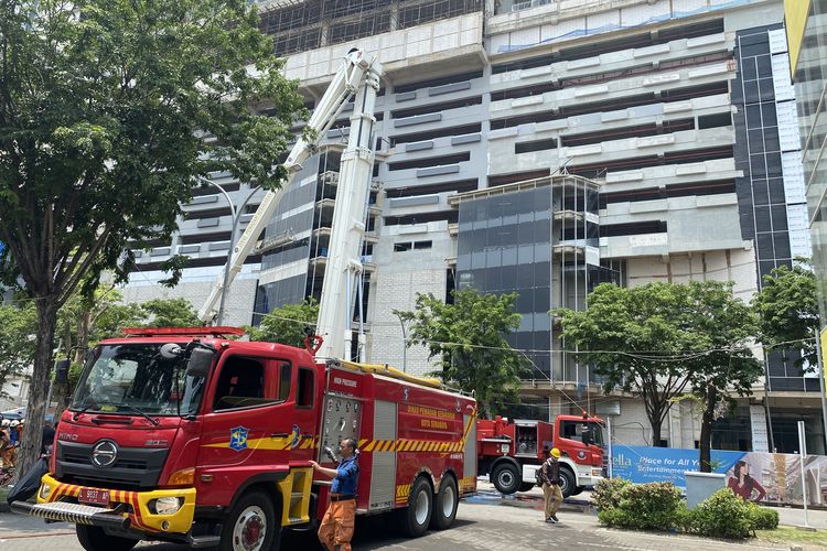 Petugas menggunakan bronto skylift untuk memadamkan api di kawasan Pakuwon City Surabaya, Rabu (21/2/2024).