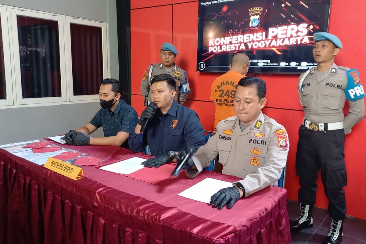 Pria berinisial B mengaku PNS Mahkamah Agung tipu warga iming-imingi kendaraan murah lelangan dari kantor MA, Selasa (25/7/2023)