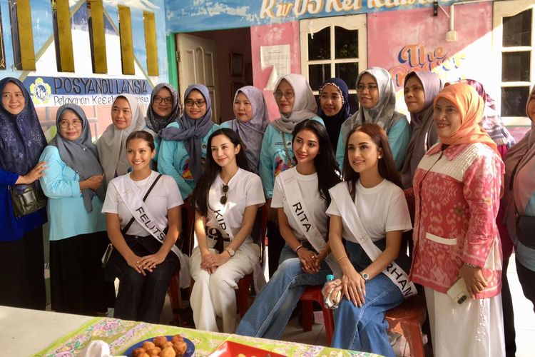 Kegiatan sosial Finalis Top 16 Miss Universe Indonesia 2025 di RW 05 Rawa Badak Selatan, Jakarta Utara, Rabu (17/9/2025).