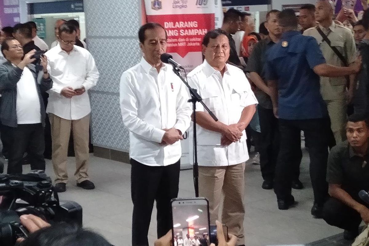Jokowi dan Prabowo di Stasiun MRT Senayan, Jumat (13/7/2019)