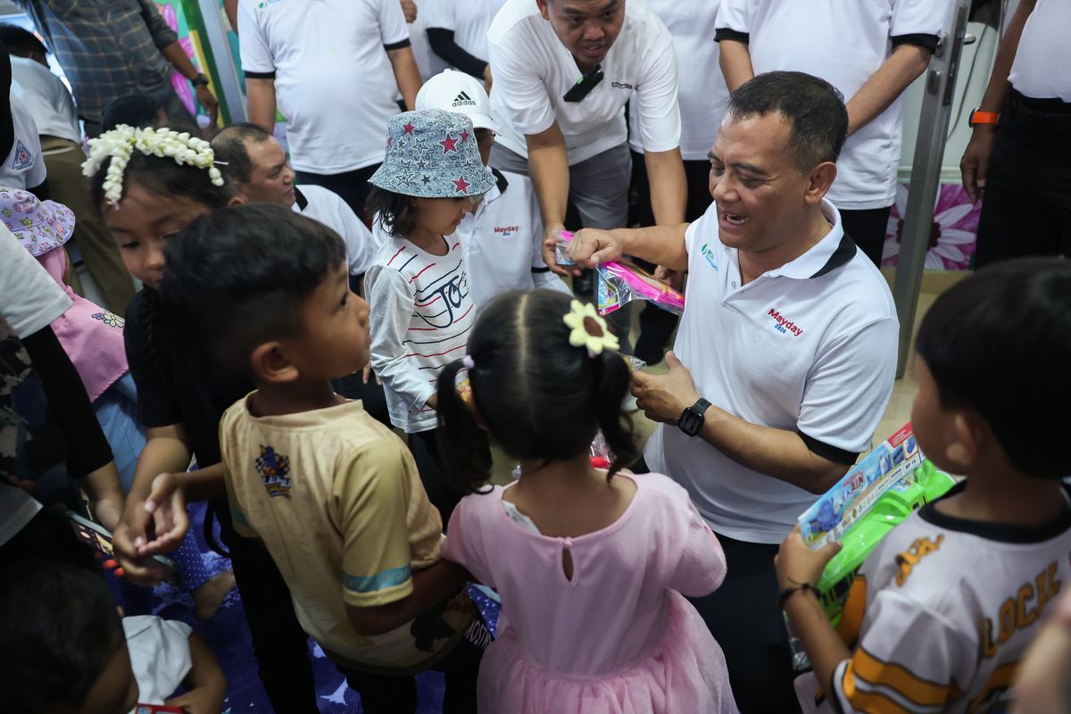 Gubernur Jawa Tengah Ahmad Luthfi membagikan mainan kepada anak-anak yang dititipkan di Daycare Tripartit Berdikari. Hal ini dilakukan Gubernut Luthfi usai meresmikan Daycare Tripartit Berdikari di kawasan Rusunawa Gedanganak, Ungaran, Kabupaten Semarang, Jumat (1/5/2026).