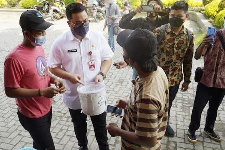 Bupati Kediri, Hanindhito Himawan Pramana saat sidak di kantor Dispendukcapil, Jumat (30/4/2021). 

