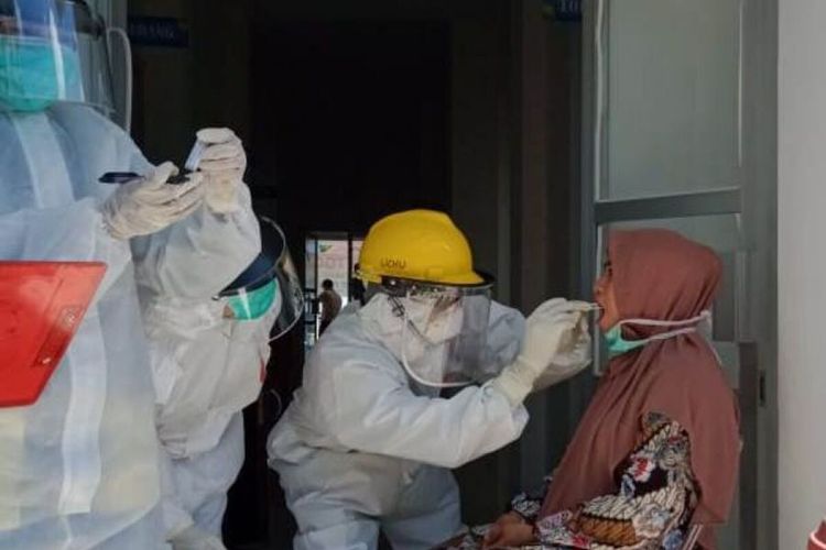 Tim Gerak Cepat (TGC) Dinas Kesehatan Luwu Utara, Sulawesi Selatan, mengambil sampel spesimen swab hidung dan tenggorokan kepada 26 tenaga medis atau bidan desa di 2 kecamatan yakni Kecamatan Masamba dan Kecamatan Baebunta Jumat (29/05/2020)
