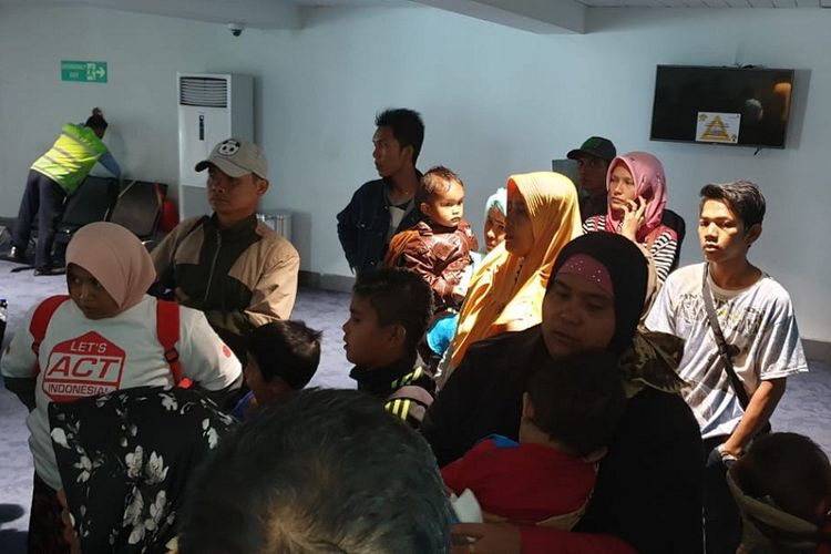 Para pengungsi Wamena yang diberangkatkan pesawat kemanusiaan kedua dan ketiga saat akan boarding di bandara Sentani jayapura, Kamis (4/10/2019). 