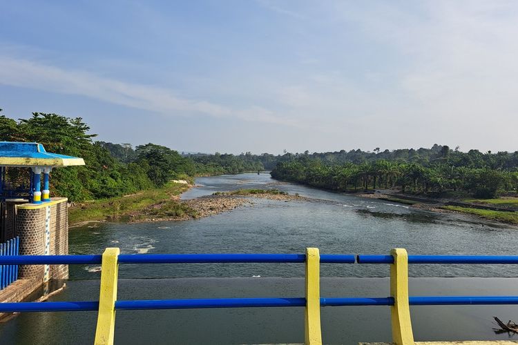 Bendung Air Manjunto, di Kabupaten Mukomuko, Provinsi Bengkulu, jantung perekonomian daerah.