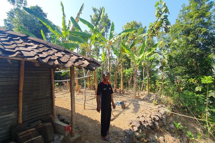 Tupan di belakang rumahnya yang berhadapan langsung dengan jurang di Kalurahan Kampung, Ngawen, Gunungkidul, DI Yogyakarta. Senin (28/8/2023)